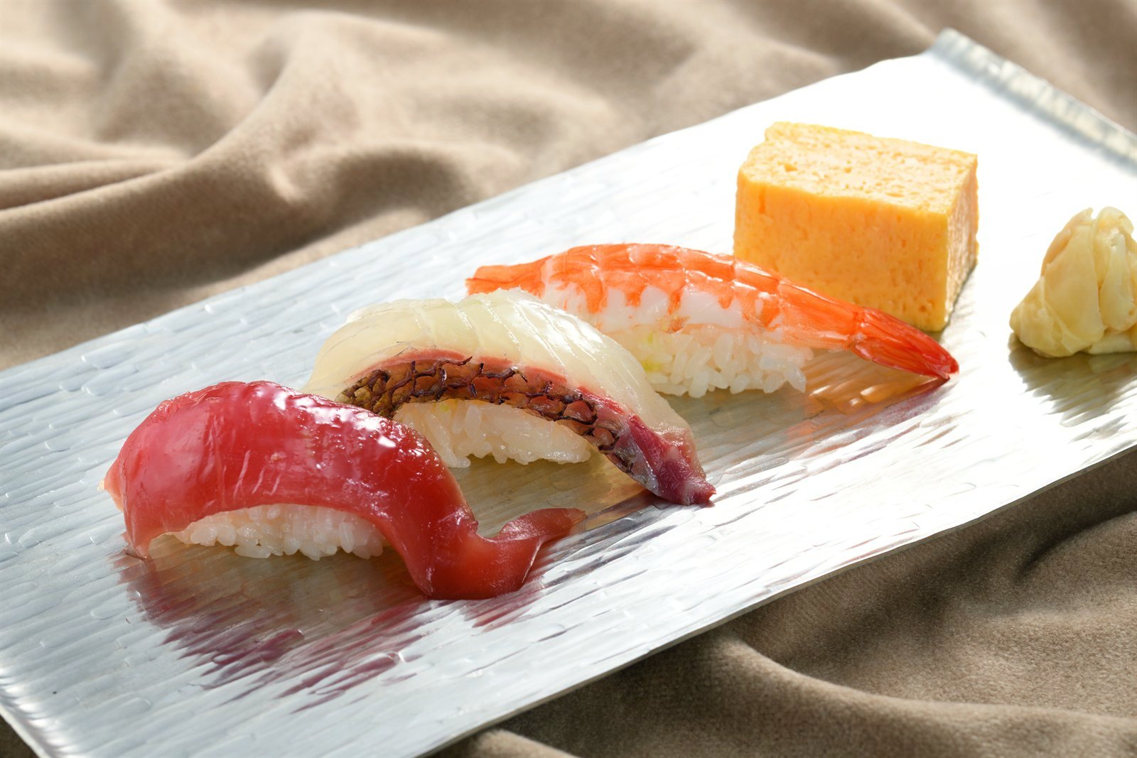 握り鮨(鮪・白身魚・海老)